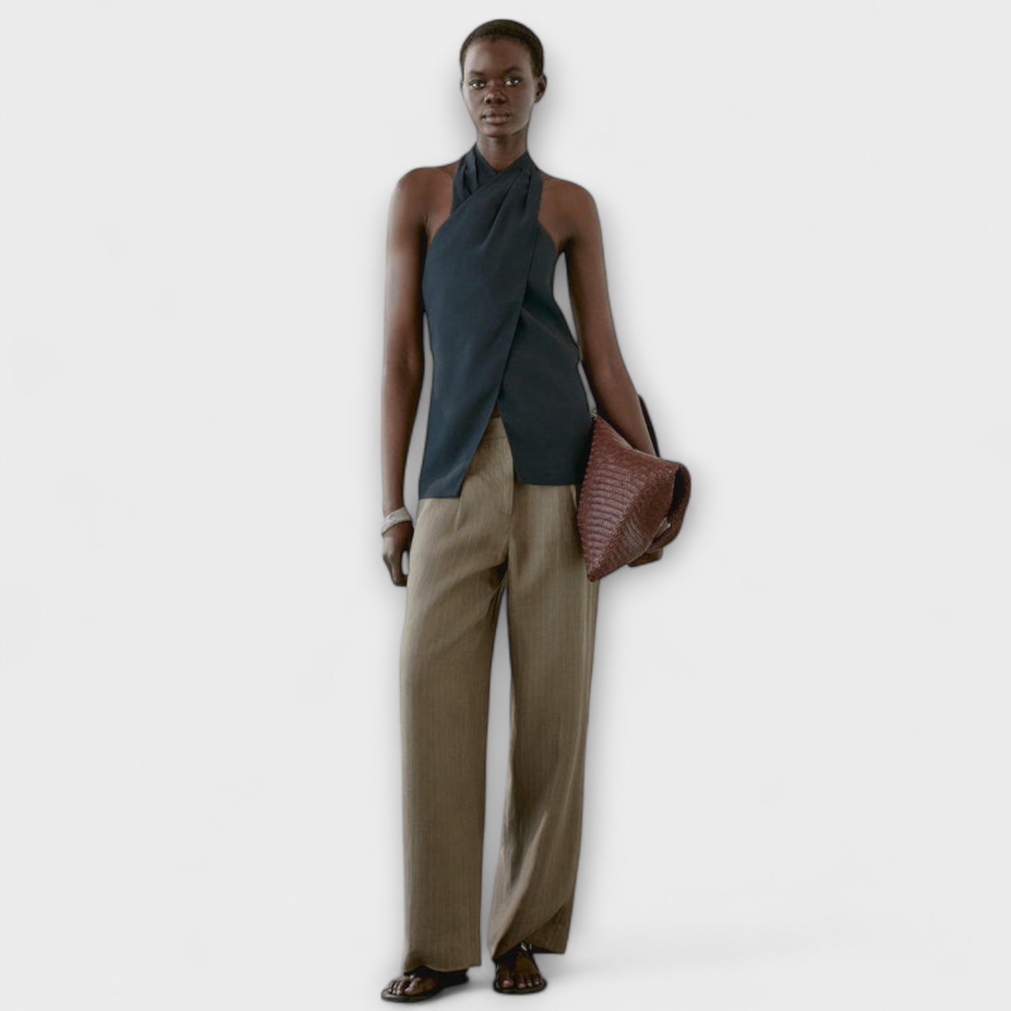 Leah - Top Blu con Collo All'Americana e Fessura Posteriore