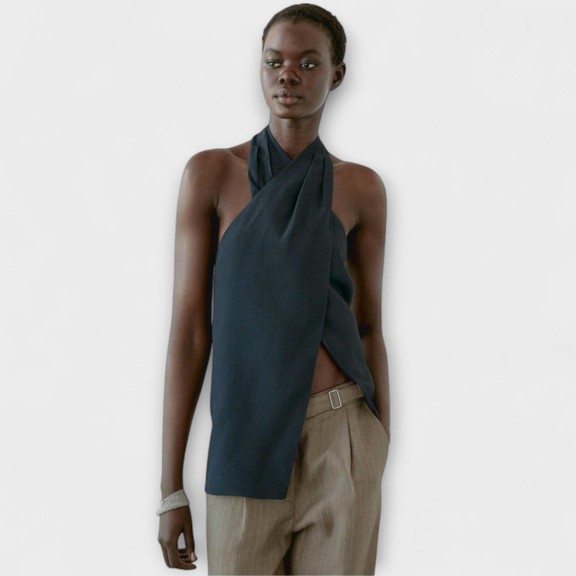 Hannah - Top Halter Blu con Taglio Sulla Schiena