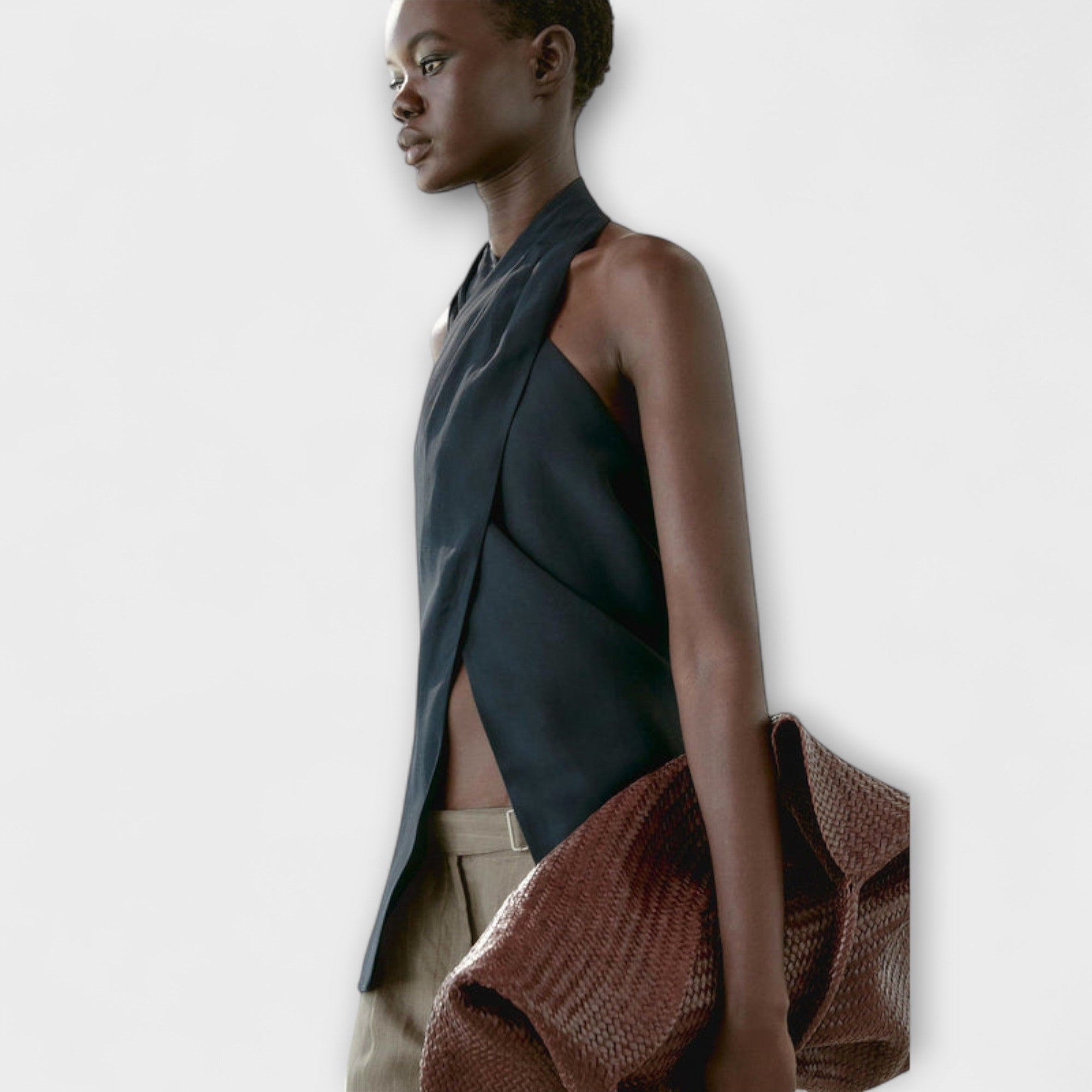 Leah - Top Blu con Collo All'Americana e Fessura Posteriore