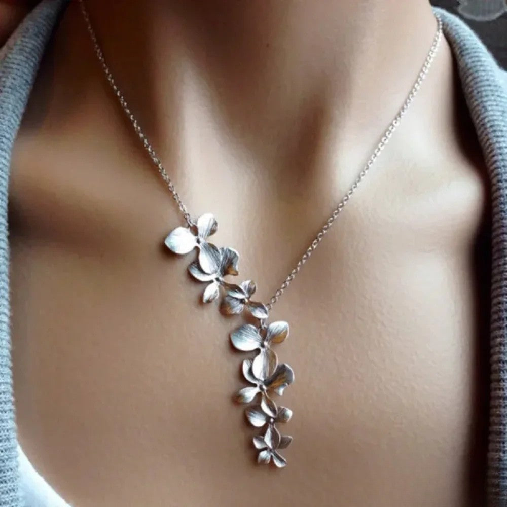 Collana Antica in Argento con Fiori