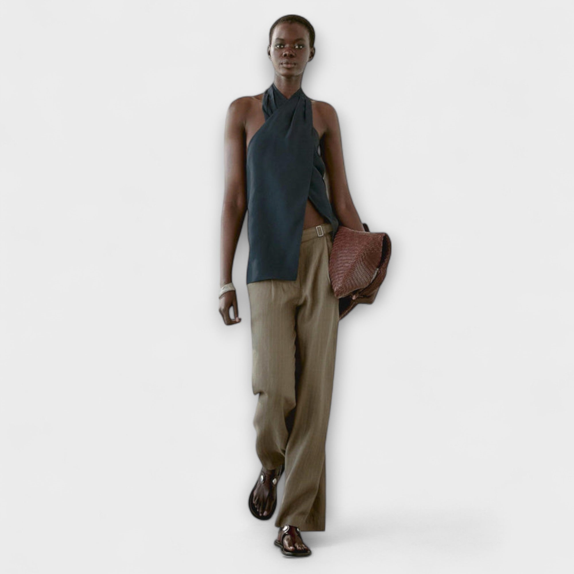 Leah - Top Blu con Collo All'Americana e Fessura Posteriore