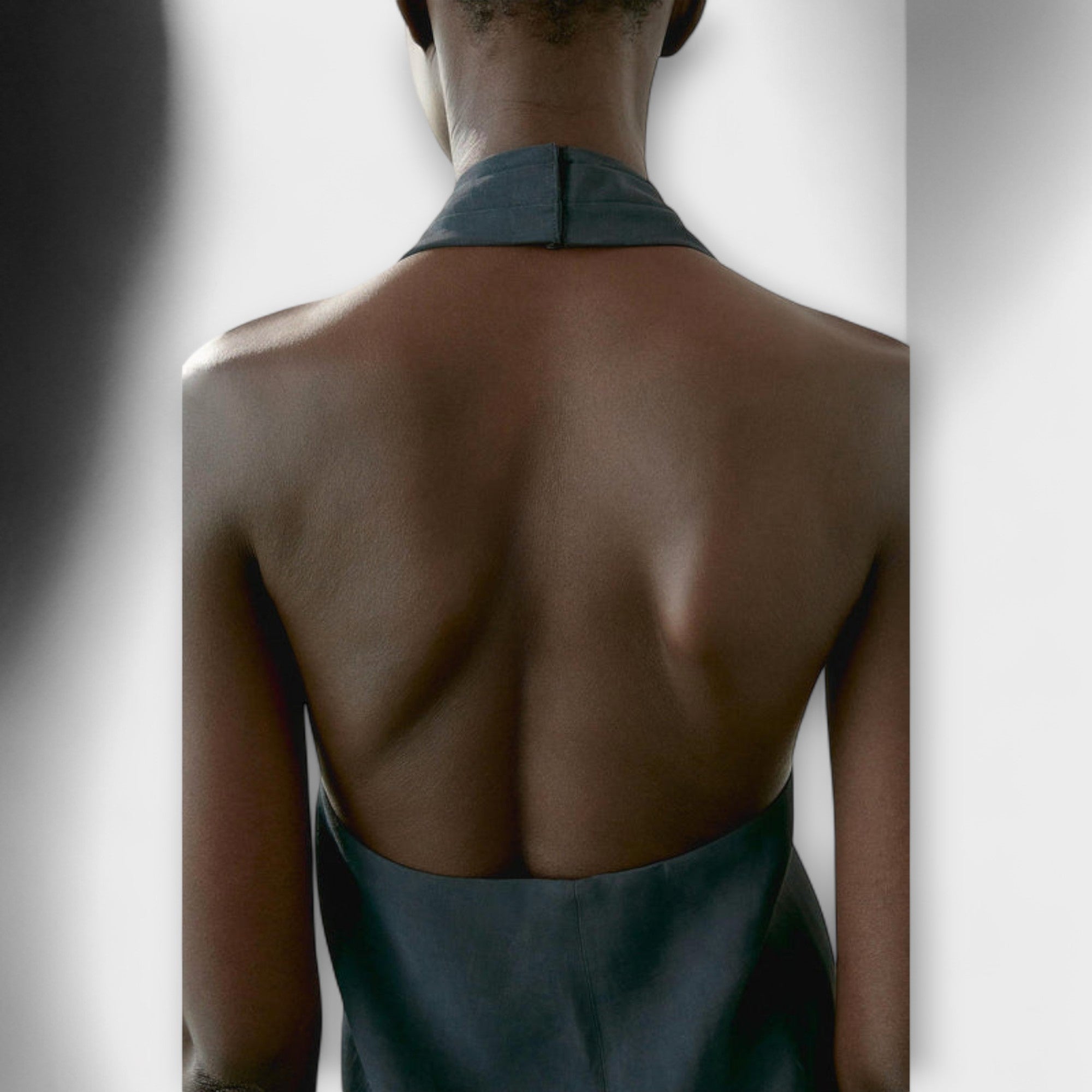 Hannah - Top Halter Blu con Taglio Sulla Schiena