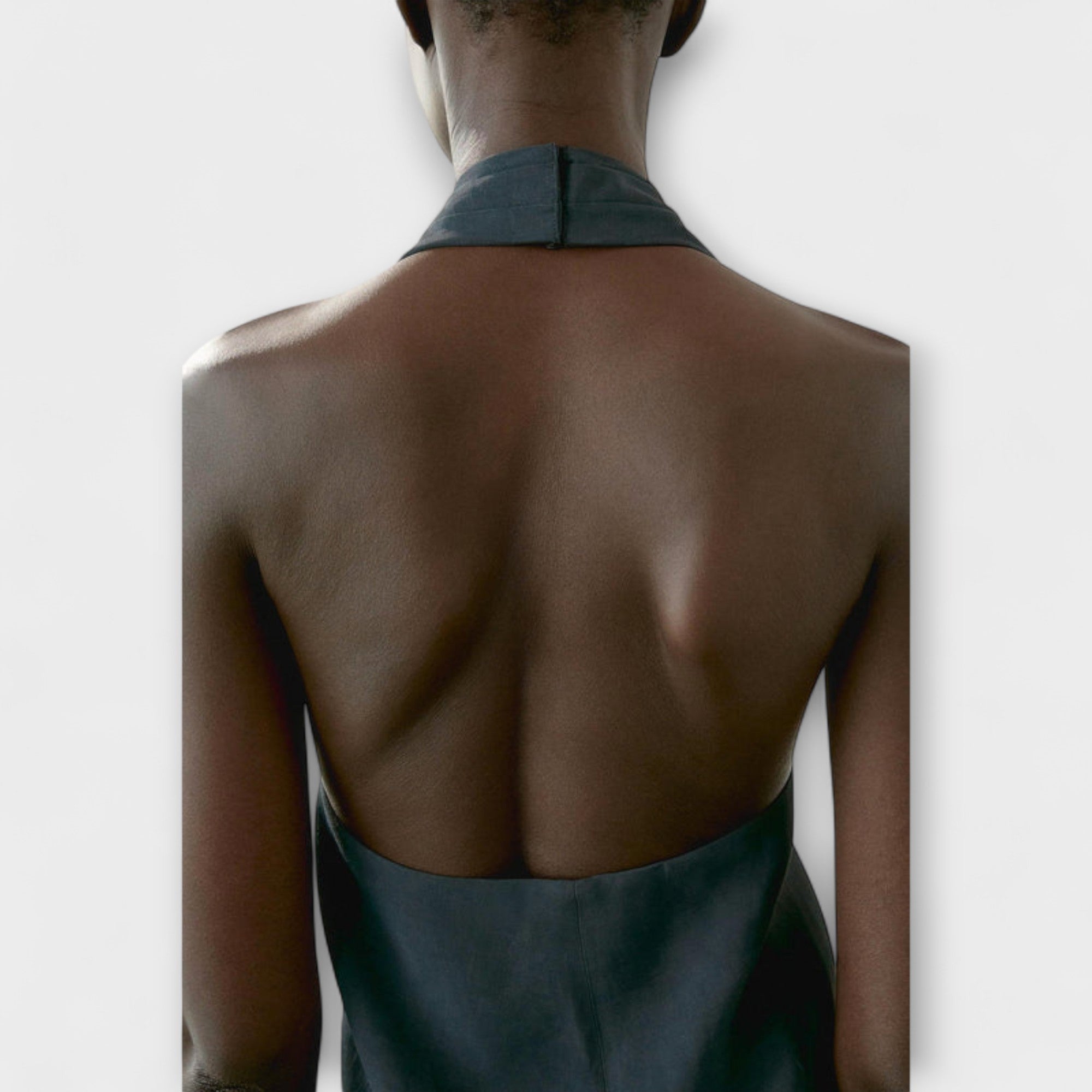 Leah - Top Blu con Collo All'Americana e Fessura Posteriore