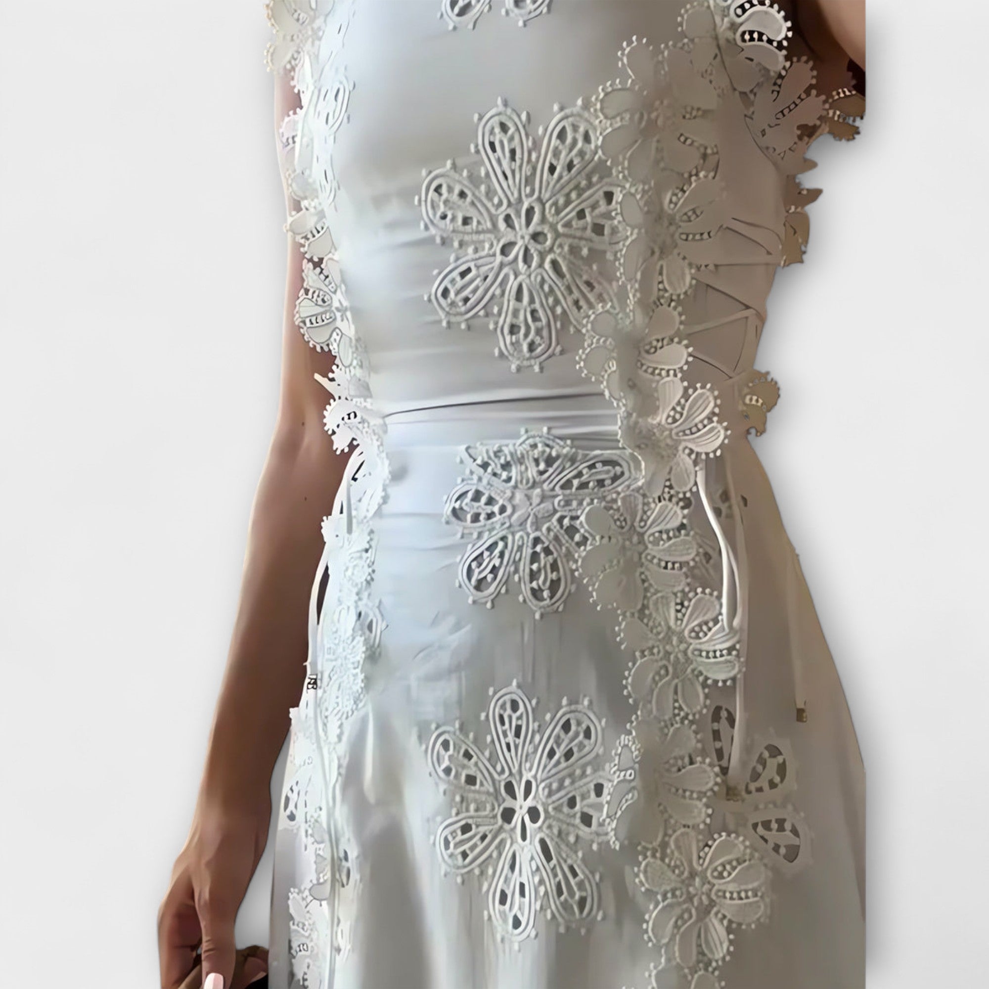 Éliora – Abito Maxi con Motivo Floreale in Pizzo e Lacci