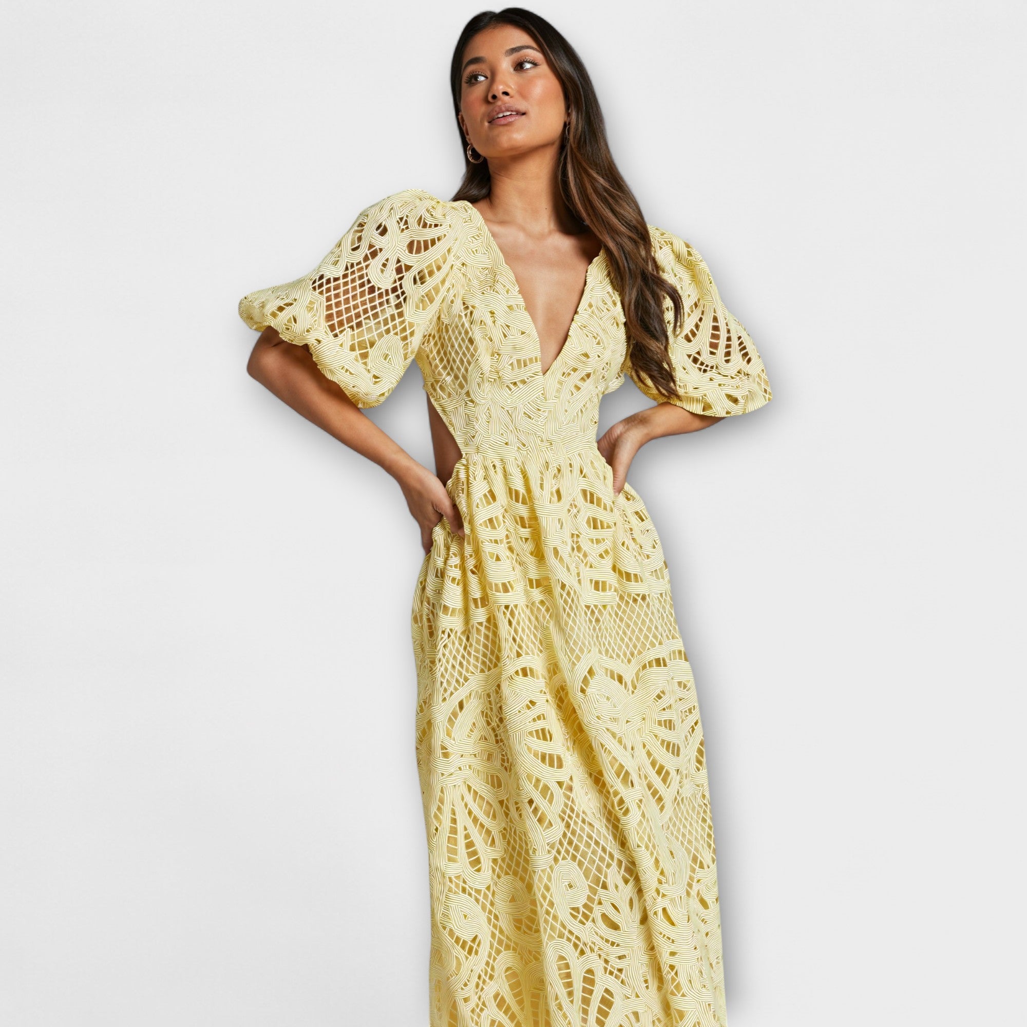 Abito Elegante con Dettagli Delicati