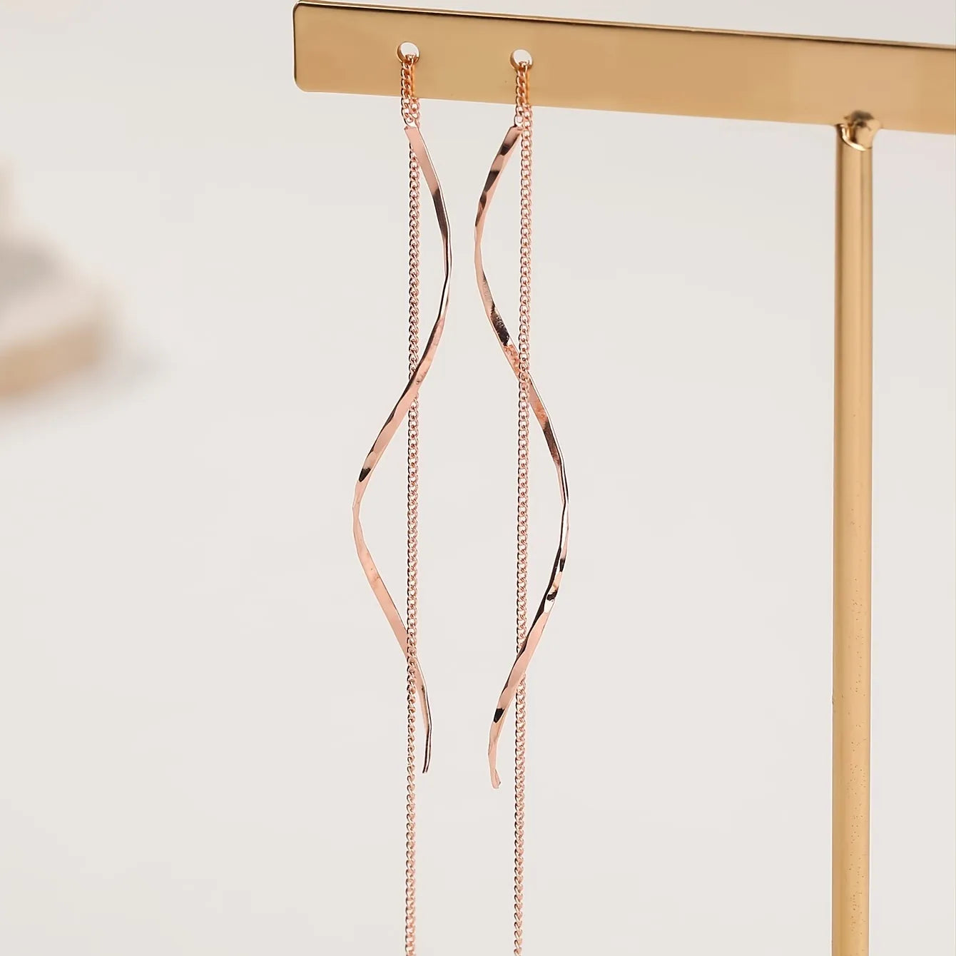 Orecchini Lunghi con Design Ondulato