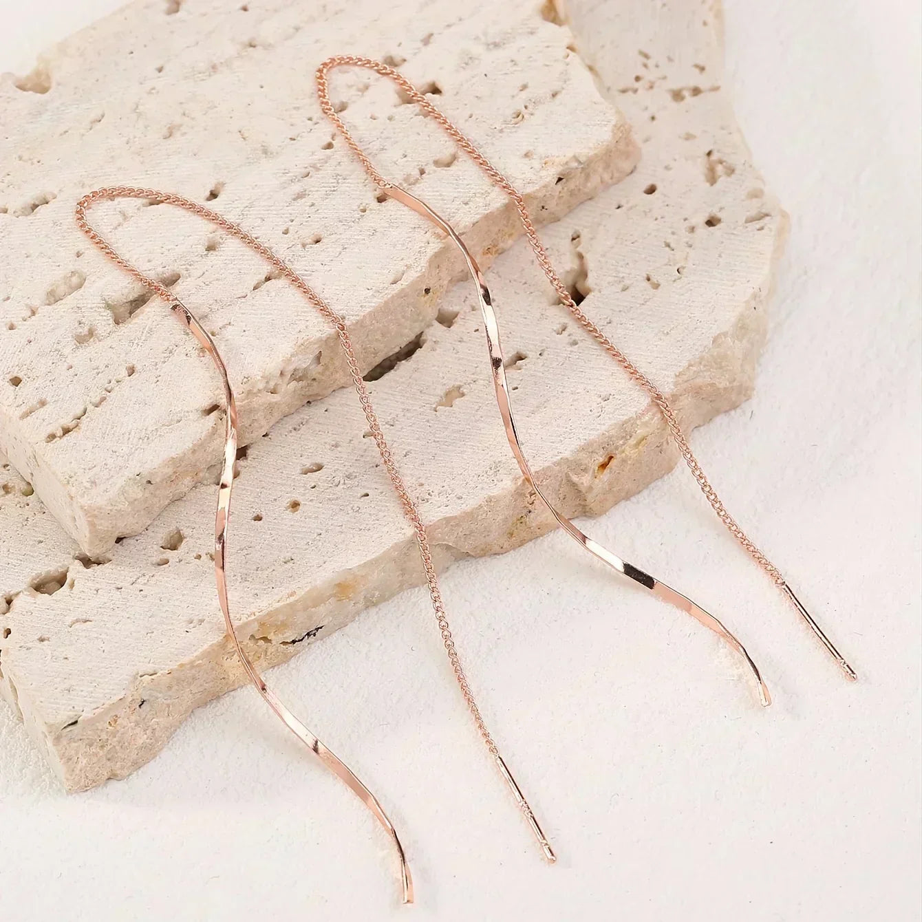 Orecchini Lunghi con Design Ondulato