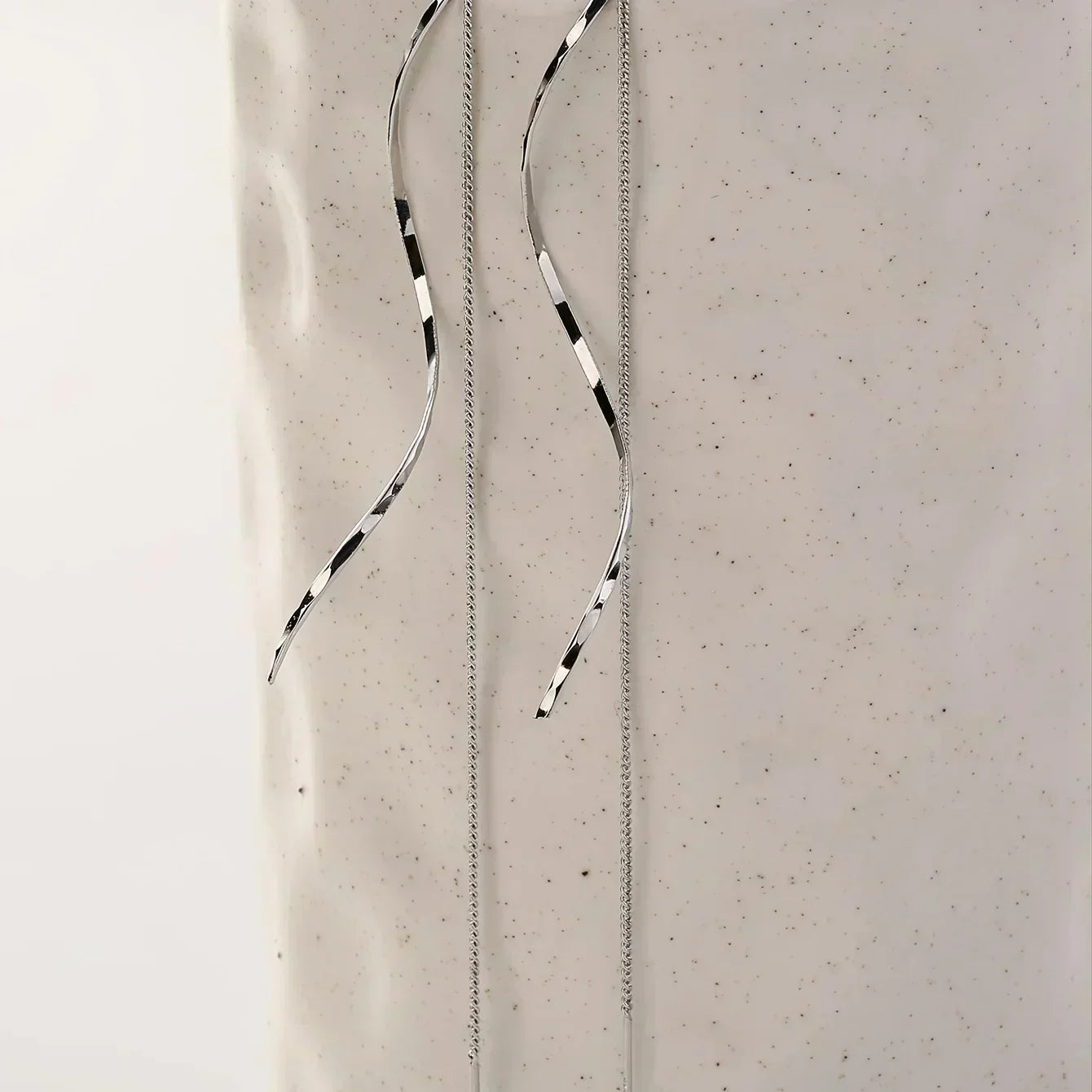 Orecchini Lunghi con Design Ondulato